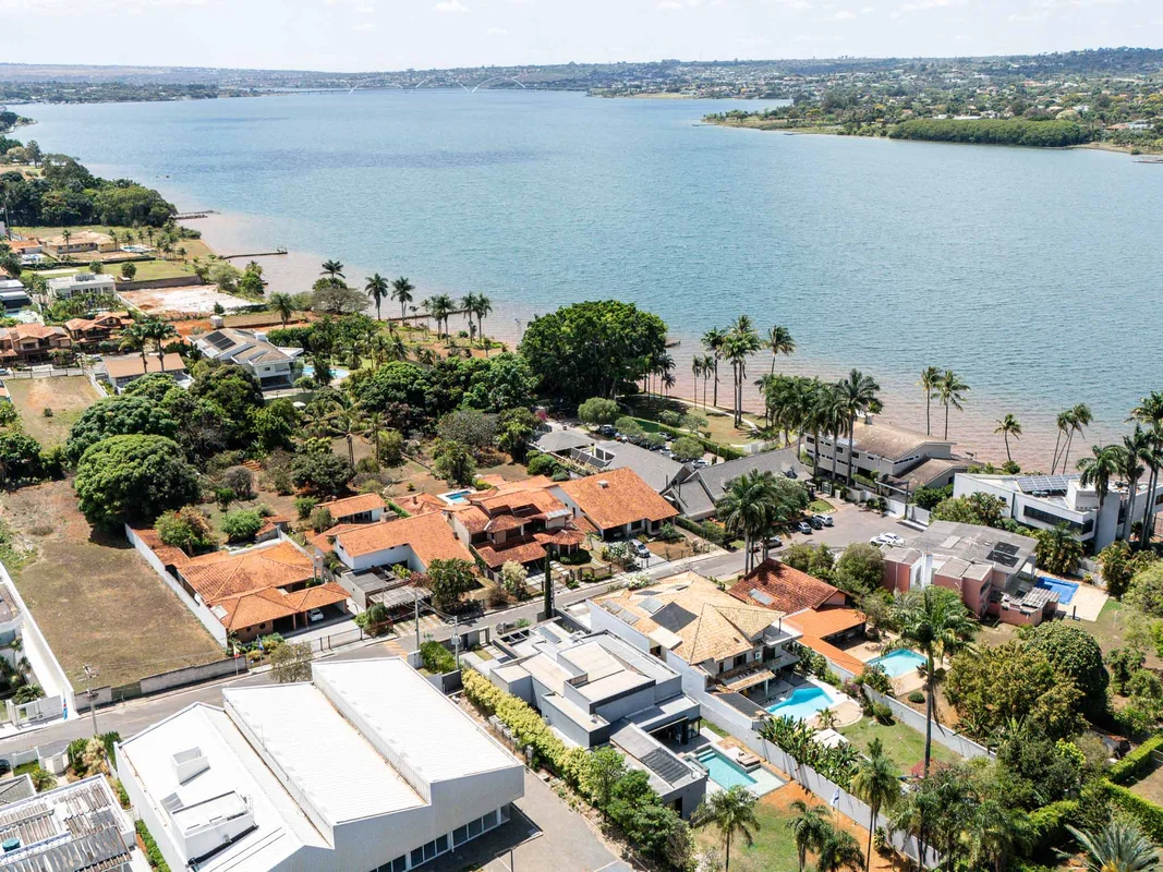 Vista aérea que mostra a localização da casa e sua proximidade do Lago Paranoá